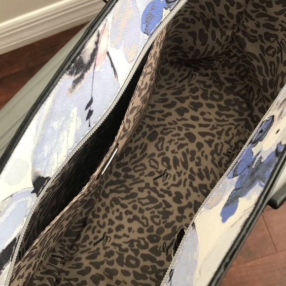 SOLD ❌⭕️⭕️❌⭕️ Guess Purse - Picture 4 of 6